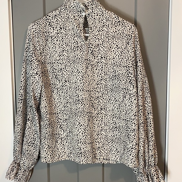 Size medium blouse - Picture 3 of 3